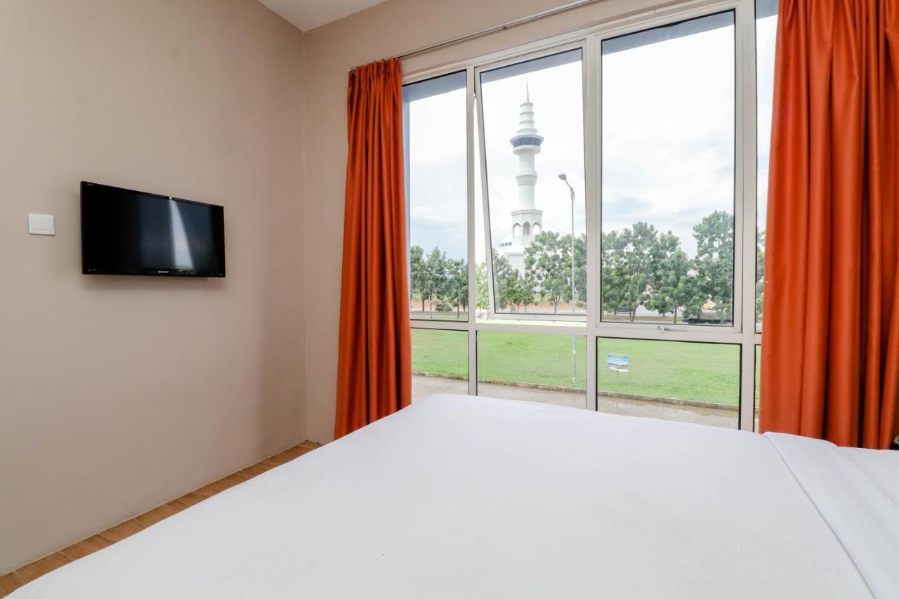 Blitz Hotel Batam Near Sultan Mahmud Ri'Ayat Shah Sekupang Esterno foto