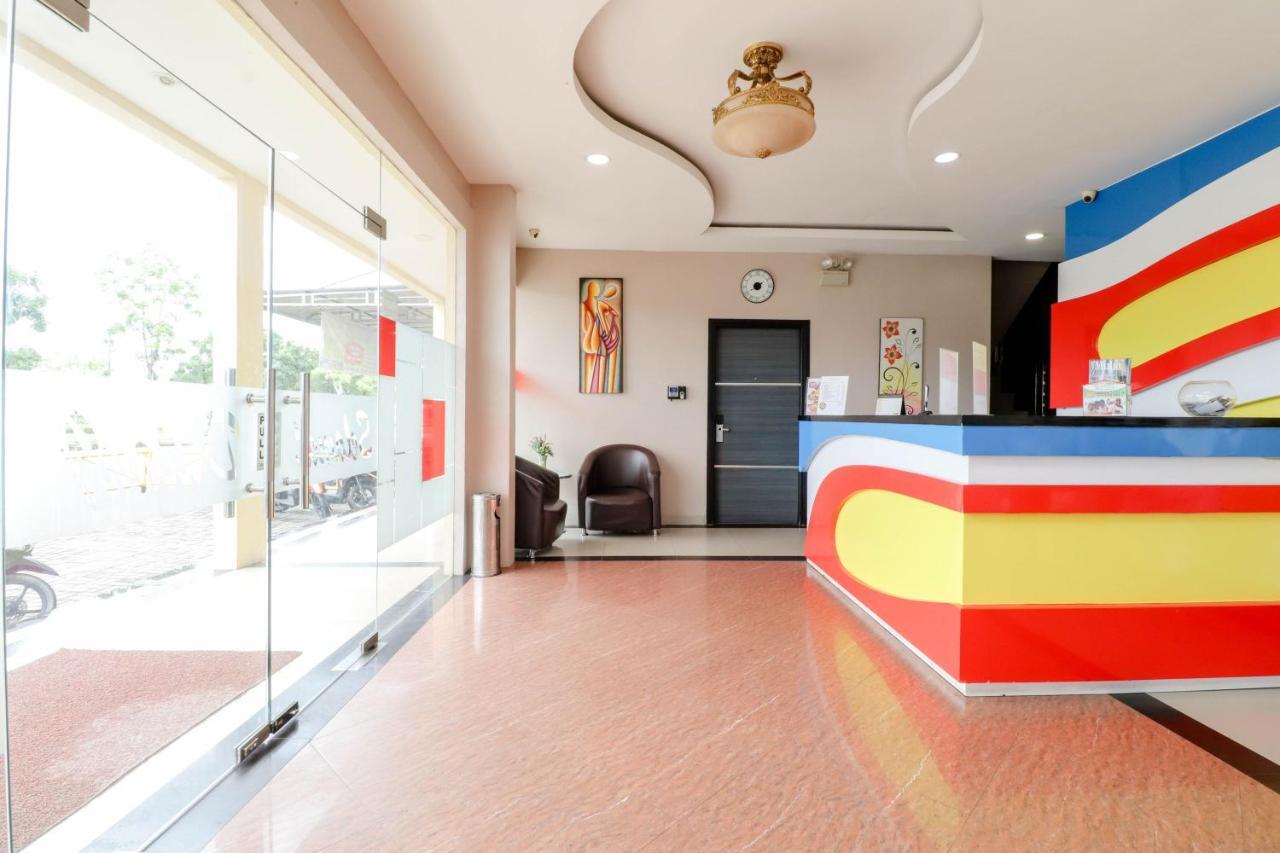 Blitz Hotel Batam Near Sultan Mahmud Ri'Ayat Shah Sekupang Esterno foto