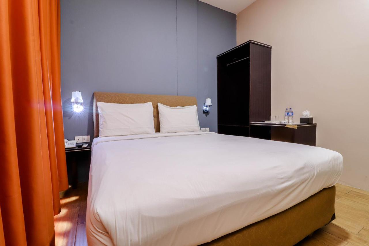 Blitz Hotel Batam Near Sultan Mahmud Ri'Ayat Shah Sekupang Esterno foto