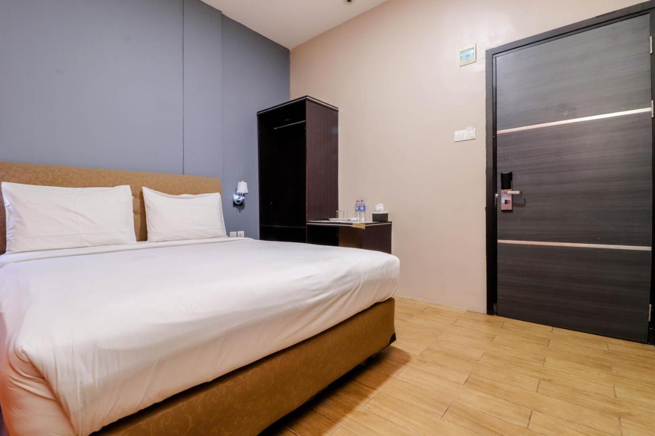 Blitz Hotel Batam Near Sultan Mahmud Ri'Ayat Shah Sekupang Esterno foto