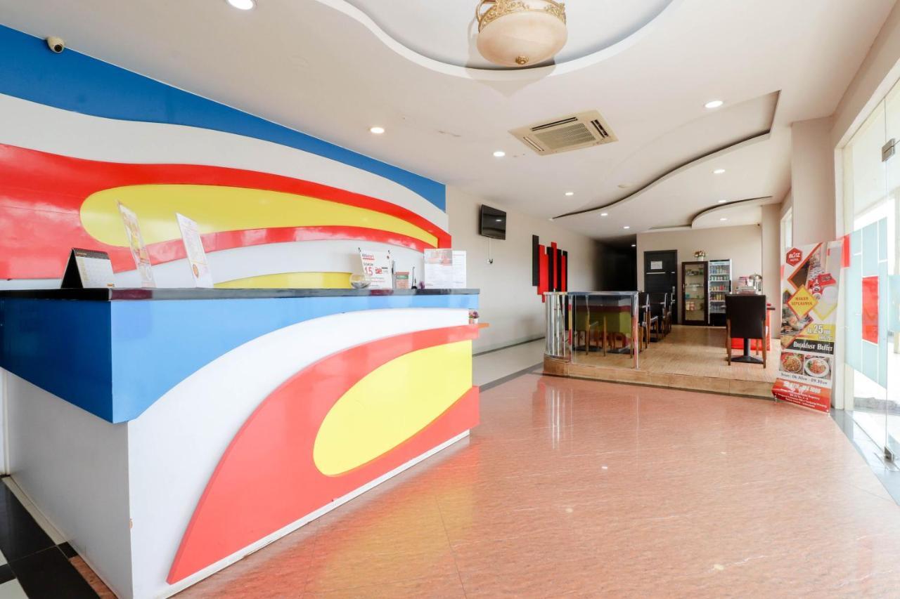 Blitz Hotel Batam Near Sultan Mahmud Ri'Ayat Shah Sekupang Esterno foto