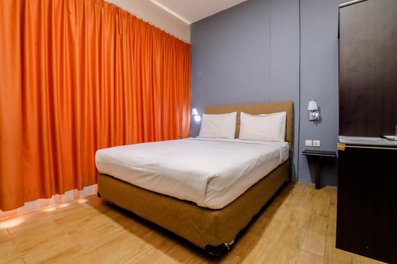 Blitz Hotel Batam Near Sultan Mahmud Ri'Ayat Shah Sekupang Esterno foto